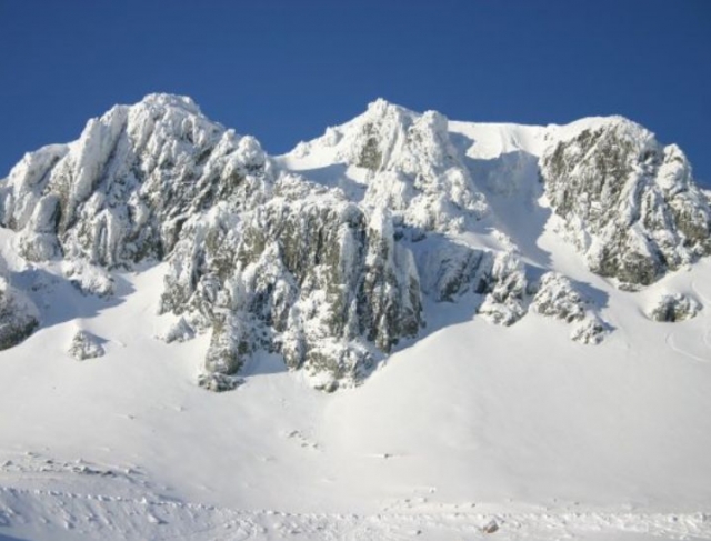  圣伊西德罗白雪皑皑的山峰 